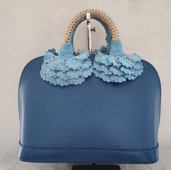 Auth Louis Vuitton Alma Epi Leather HandBag - Picture 2 of 15